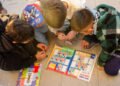 Niños intercambiando figuritas del Mundial 2026 (Gentileza Municipalidad de Ensenada).