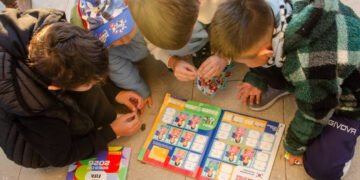 Niños intercambiando figuritas del Mundial 2026 (Gentileza Municipalidad de Ensenada).