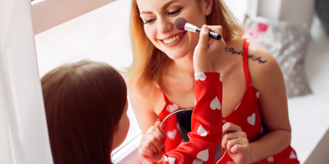 Madre e hija jugando con maquillaje (@prostooleh /Magnific).