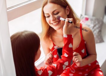 Madre e hija jugando con maquillaje (@prostooleh /Magnific).