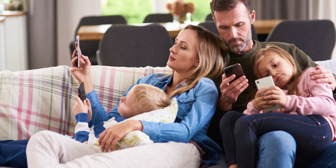 Familia usando el celular (GPointStudio/Magnific).