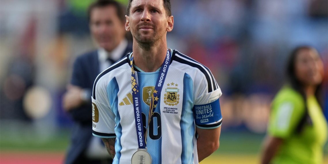 Lionel Messi llora tras recibir la medalla por el segundo puesto en el Mundial 2026.