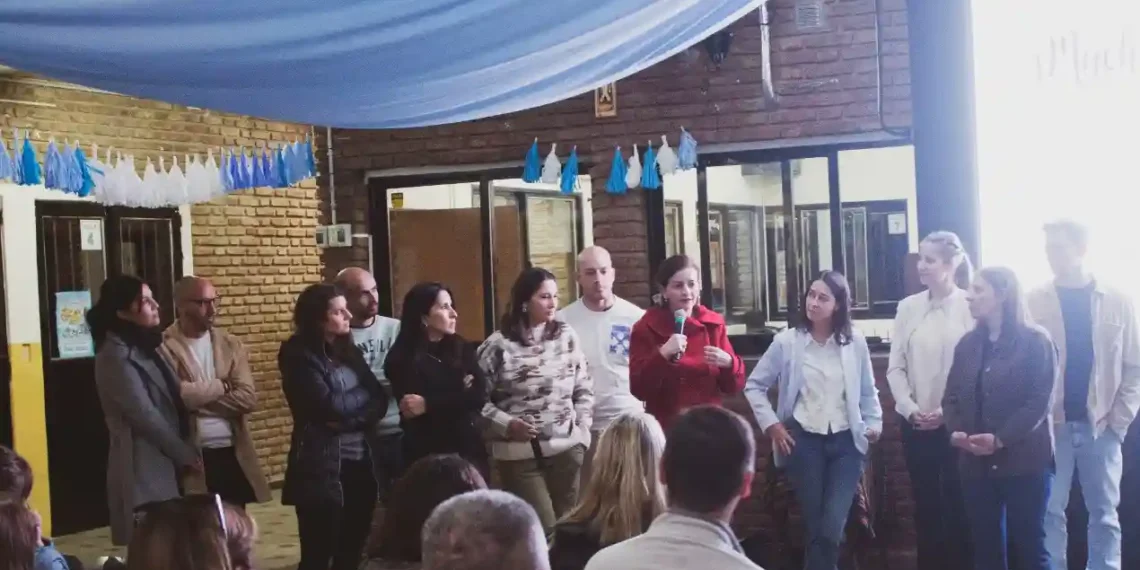 "No queríamos que nuestros hijos fueran los únicos sin celular": el acuerdo parental que unió a más de 25 familias de Monte Cristo para retrasar las pantallas