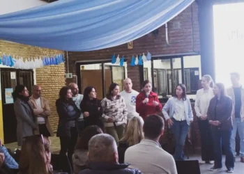 "No queríamos que nuestros hijos fueran los únicos sin celular": el acuerdo parental que unió a más de 25 familias de Monte Cristo para retrasar las pantallas