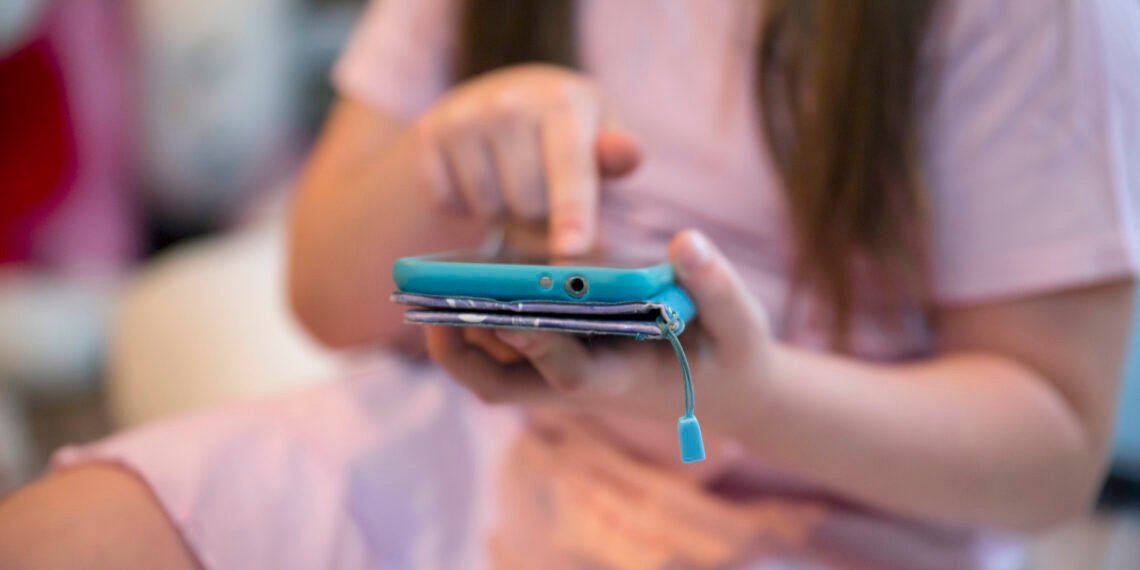 6 de cada 10 chicos de 8 años ya tienen celular propio: qué dice la evidencia sobre prohibirlos en la escuela