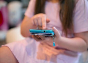 6 de cada 10 chicos de 8 años ya tienen celular propio: qué dice la evidencia sobre prohibirlos en la escuela