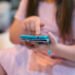 6 de cada 10 chicos de 8 años ya tienen celular propio: qué dice la evidencia sobre prohibirlos en la escuela