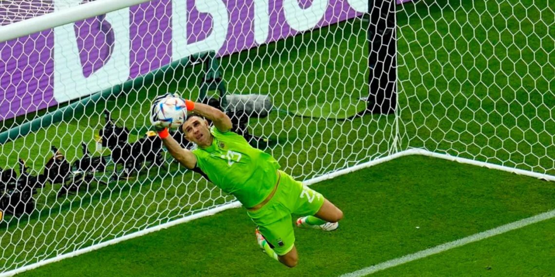 Emiliano "Dibu" Martínez.