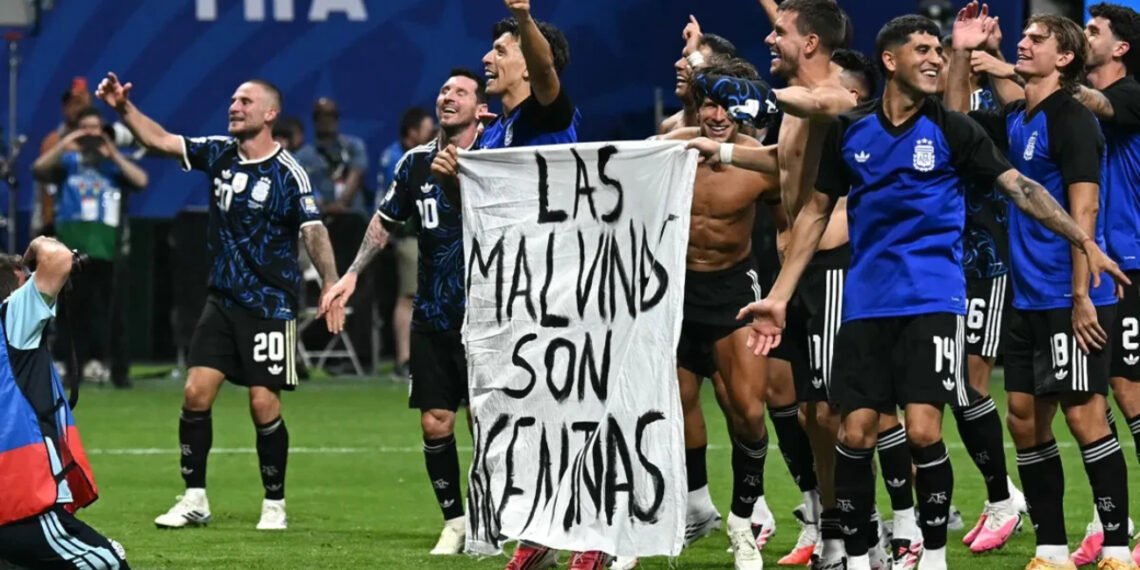 "Las Malvinas son argentinas", la bandera que desplegaron los jugadores de la selección.