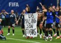 "Las Malvinas son argentinas", la bandera que desplegaron los jugadores de la selección.