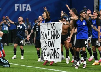 "Las Malvinas son argentinas", la bandera que desplegaron los jugadores de la selección.