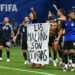 "Las Malvinas son argentinas", la bandera que desplegaron los jugadores de la selección.