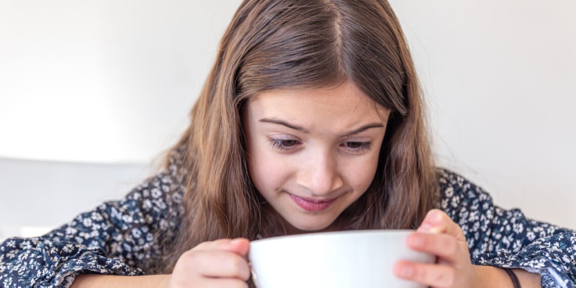 Niña con una taza en sus manos (PVProductions/Magnific).