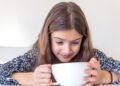 Niña con una taza en sus manos (PVProductions/Magnific).