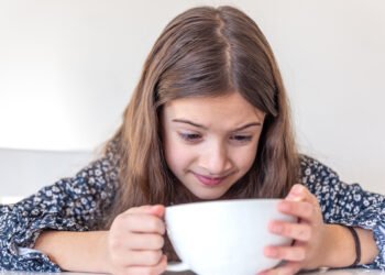 Niña con una taza en sus manos (PVProductions/Magnific).
