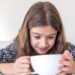 Niña con una taza en sus manos (PVProductions/Magnific).