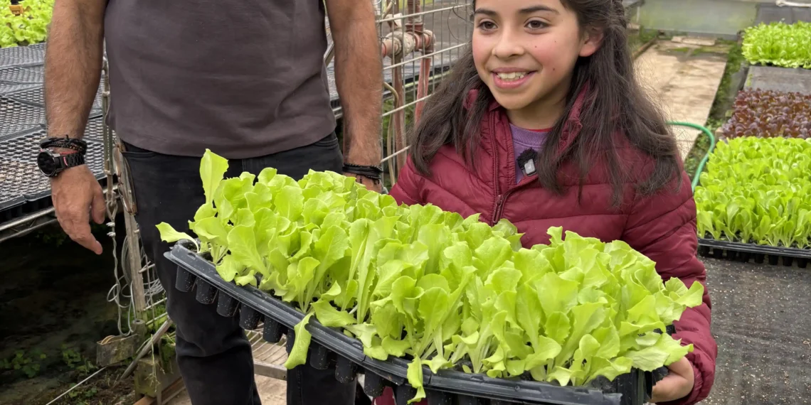 Andrea cumplió un sueño: la única alumna de una escuela de montaña conoció el invernadero que inspira su proyecto de hidroponía