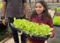Andrea cumplió un sueño: la única alumna de una escuela de montaña conoció el invernadero que inspira su proyecto de hidroponía