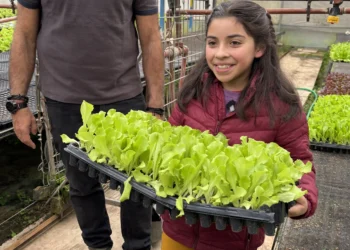 Andrea cumplió un sueño: la única alumna de una escuela de montaña conoció el invernadero que inspira su proyecto de hidroponía