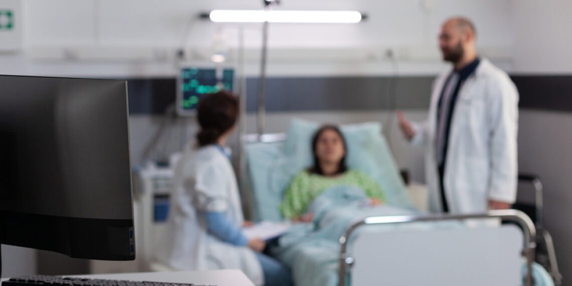 Consulta médica. Atención en un hospital o clínica (DC Studio/Magnific).