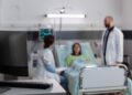 Consulta médica. Atención en un hospital o clínica (DC Studio/Magnific).