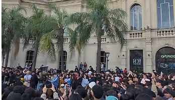 “Farmear aura” en Córdoba: de un chiste viral a un encuentro que reunió a cientos de jóvenes