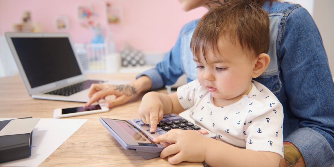 Calculadora de sueldos para niñeras en Argentina (GPointStudio/Magnific).