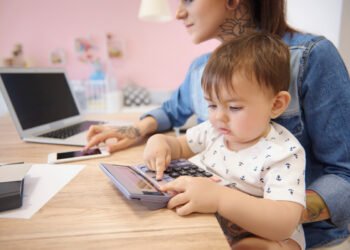 Calculadora de sueldos para niñeras en Argentina (GPointStudio/Magnific).