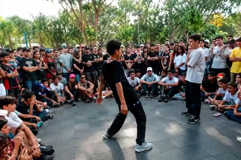 “Farmear aura”: qué ven dos psicólogas detrás del fenómeno que convoca a adolescentes y jóvenes