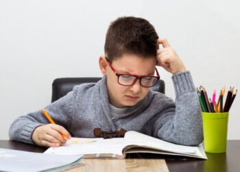 Niño estudiante haciendo la tarea de la escuela (Photoroyalty/Magnific).