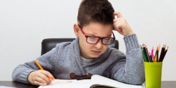 Niño estudiante haciendo la tarea de la escuela (Photoroyalty/Magnific).