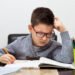 Niño estudiante haciendo la tarea de la escuela (Photoroyalty/Magnific).