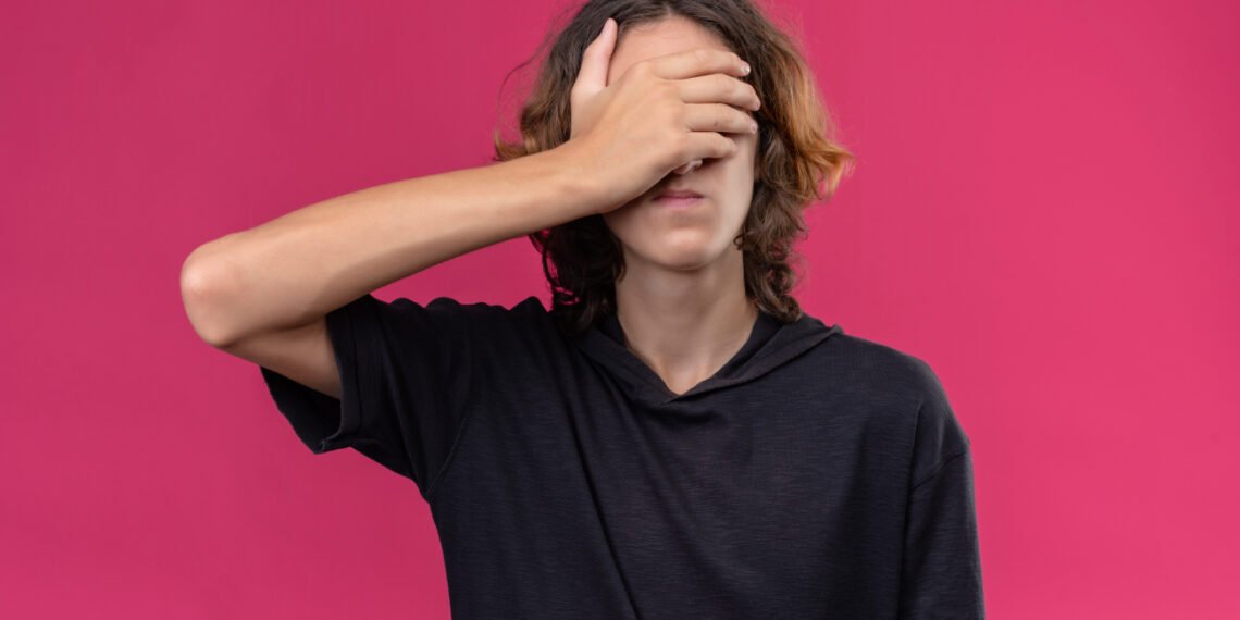 Adolescente joven sintiendo vergüenza (Stoccking/Magnific).