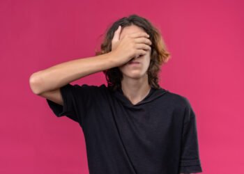 Adolescente joven sintiendo vergüenza (Stoccking/Magnific).