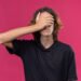 Adolescente joven sintiendo vergüenza (Stoccking/Magnific).
