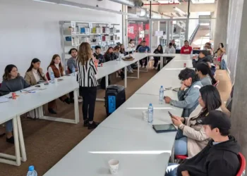 Capacitación gratuita para docentes en Córdoba: cómo trabajar la inteligencia artificial y la desinformación en el aula