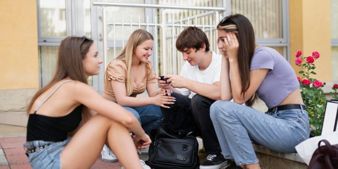 Amigos conversando (Magnific).