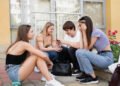 Amigos conversando (Magnific).