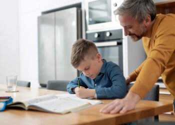 Haciendo la tarea en casa (Magnific).